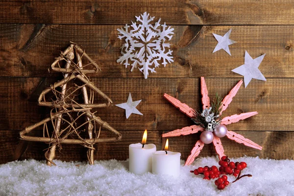 Kerstmis samenstelling met sneeuwvlokken op houten achtergrond — Stockfoto