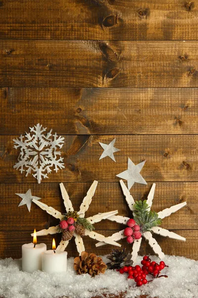 Jul sammansättning med snöflingor på trä bakgrund — Stockfoto