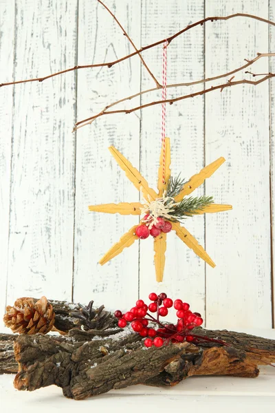Jul sammansättning med snöflingor på trä bakgrund — Stockfoto