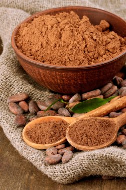 toz kakao ve kakao çekirdekleri ahşap zemin üzerinde