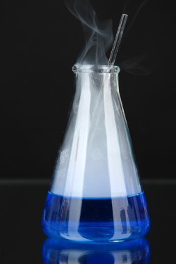 siyah arka plan üzerine laboratuvar deney