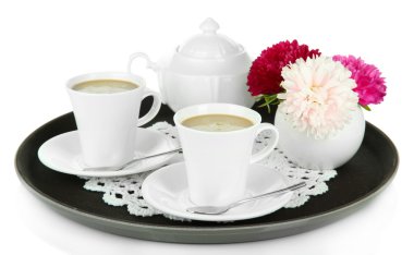 Kahve üzerine beyaz izole tepsi