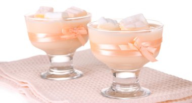 Marshmallow, üzerinde beyaz izole lezzetli yoğurt