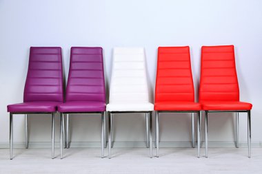 Modern renkli sandalyeler duvar zemin üzerine