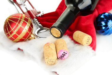 şarap mantarlar üzerine beyaz izole yılbaşı oyuncakları