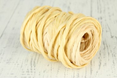 el için dekoratif saman, ahşap arka plan üzerinde yapılan