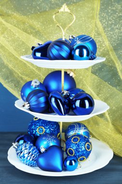 Noel süslemeleri tatlı üzerinde durmak, renkli arka plan üzerinde