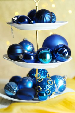 Noel süslemeleri tatlı üzerinde durmak, renkli arka plan üzerinde