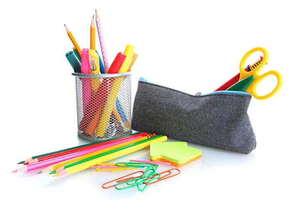 Boîte à crayons avec équipement scolaire isolé sur blanc — Photo