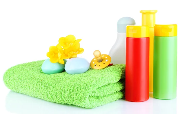 Cosmetici per bambini, asciugamani e sapone, isolati su bianco — Foto Stock