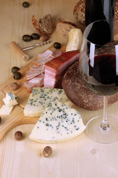 Exquisito bodegón de vino, queso y productos cárnicos — Foto de Stock