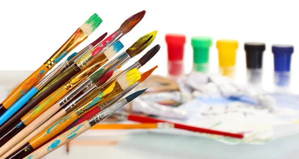 Molti pennello in vernice su sfondo luminoso — Foto Stock