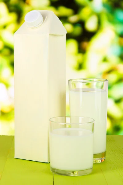 Mléko pack v tabulce na světlé pozadí — Stock fotografie
