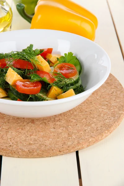Leichter Salat im Teller auf Holztisch — Stockfoto