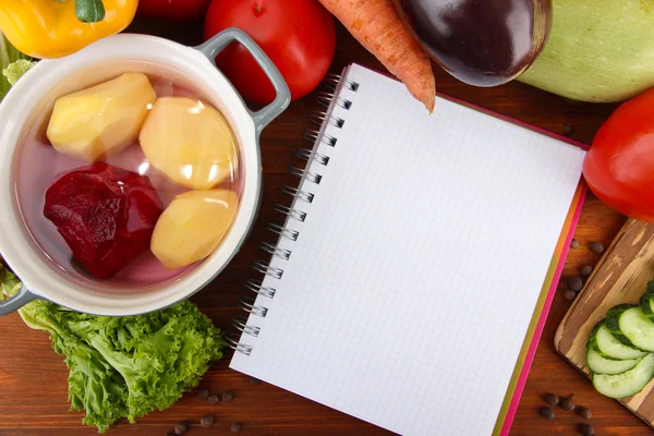 Verduras frescas y especias y papel para notas, sobre fondo de madera —  Fotos de Stock