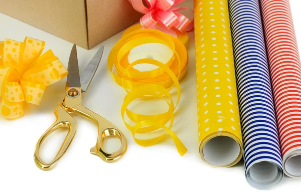 Materiais e acessórios para embrulhar presentes isolados em branco — Fotografia de Stock