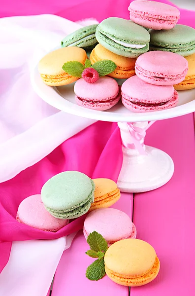 Macaron delicati in vaso sul tavolo primo piano — Foto Stock