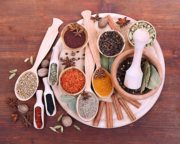 Különböző fűszerek és gyógynövények a fából készült asztal — Stock Fotó