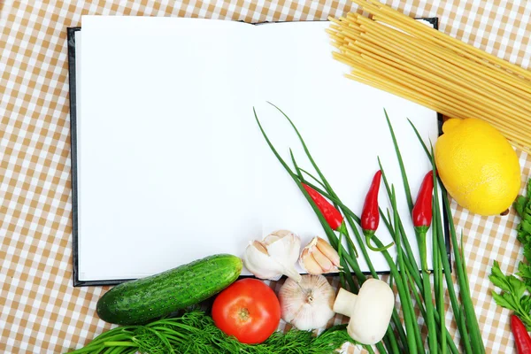 Koken concept. boodschappen met lege kookboek close-up — Stockfoto