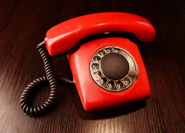 Röd retro telefon, på mörk bakgrund — Stockfoto