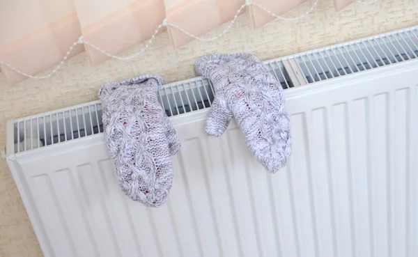 Gebreide handschoenen drogen op verwarming radiator — Stockfoto