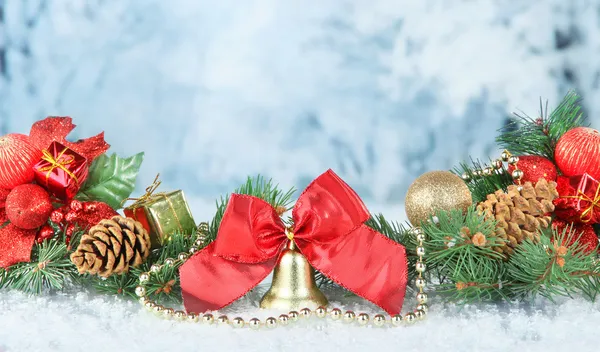 Composição das decorações de Natal no fundo de inverno leve — Fotografia de Stock