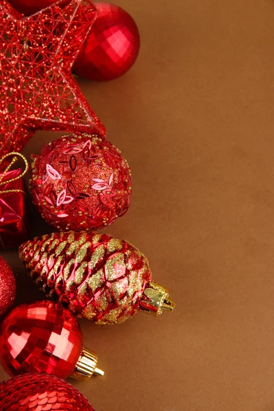 Belas decorações de Natal em fundo marrom — Fotografia de Stock