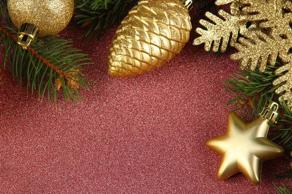 与杉木树在明亮的背景上的美丽圣诞装饰品。 — 图库照片