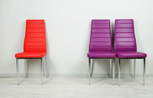 Modernas sillas de color sobre fondo de pared —  Fotos de Stock
