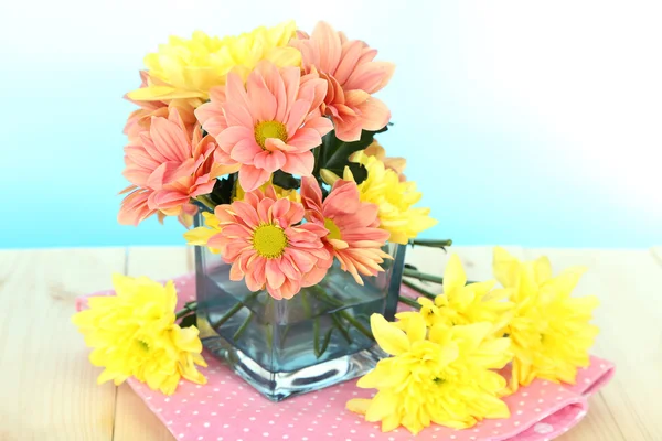 Chrysanthemum flowers in vase on wooden table on natural background — Stock Photo, Image