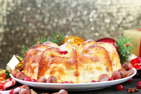 Bolo de Natal caseiro saboroso, no fundo brilhante — Fotografia de Stock