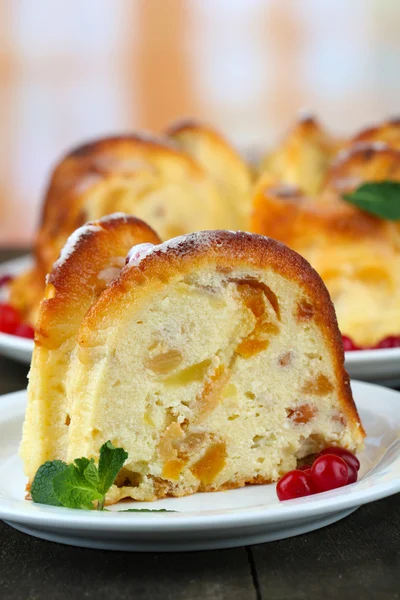 Leckerer hausgemachter Kuchen mit Beeren, auf Holztisch — Stockfoto