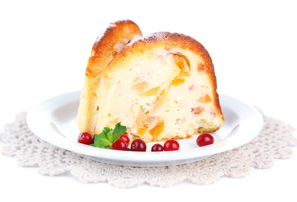 Кусок вкусного домашнего торта с ягодами, изолированного на белом — стоковое фото