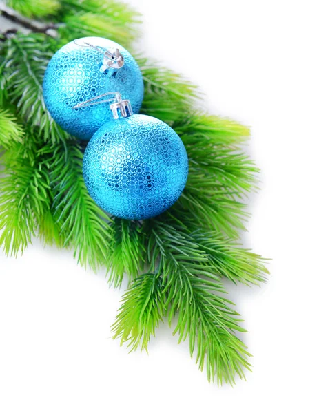 Bolas de Natal em abeto, isolado em branco — Fotografia de Stock