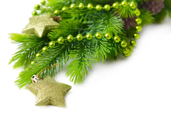 Boules de Noël et étoiles décoratives sur sapin, isolées sur blanc — Photo