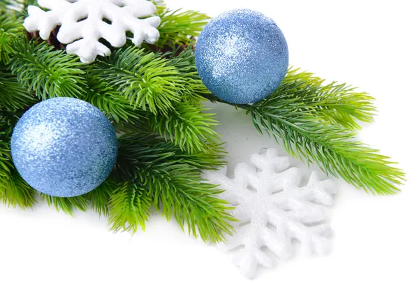 Kerstballen op fir boom, geïsoleerd op wit — Stockfoto