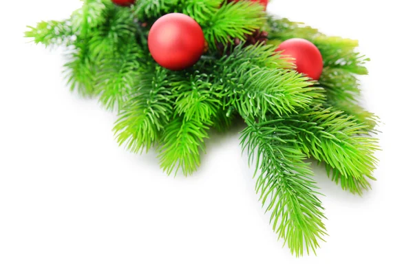 Kerstballen op fir boom, geïsoleerd op wit — Stockfoto