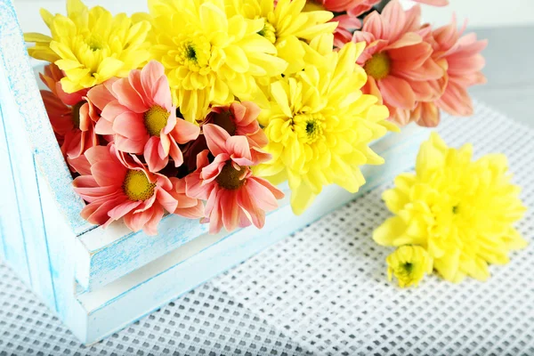 Schöne Blumen im Korb, auf hellem Hintergrund — Stockfoto