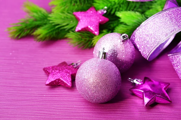 Boules de Noël sur sapin, sur fond de couleur — Photo