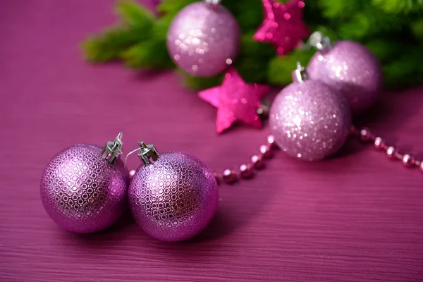 색상 배경에 전나무 나무에 크리스마스 공 — 스톡 사진