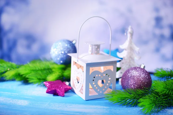 Kerst lantaarn, fir tree en decoraties op lichte achtergrond — Stockfoto