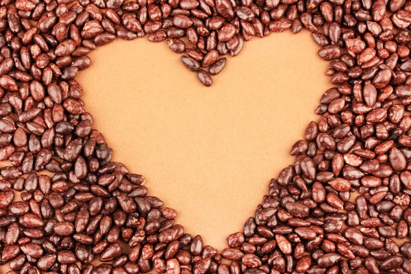 Coeur de grains de tournesol en chocolat, sur fond brun — Photo