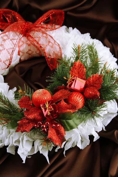 Corona de Navidad sobre fondo de tela —  Fotos de Stock