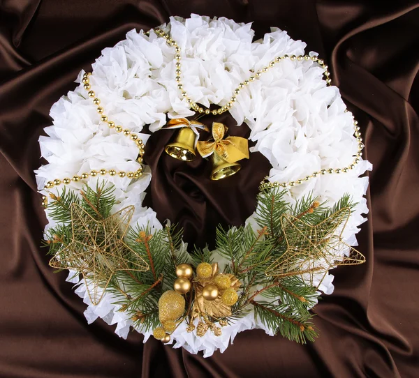 织物背景上的圣诞花环 — 图库照片