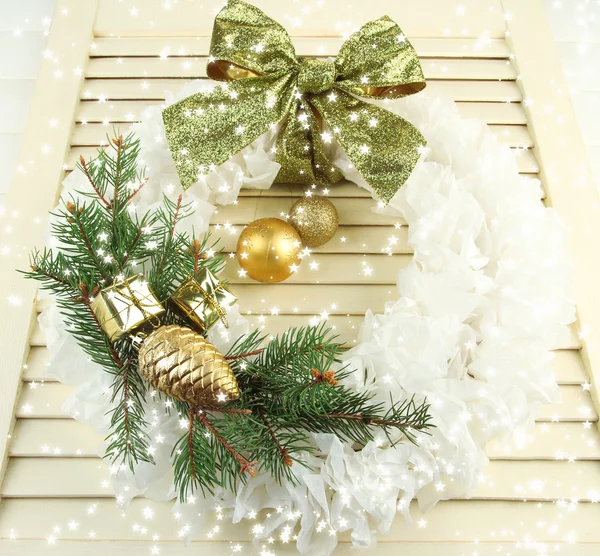 木製の背景にクリスマスの花輪 — ストック写真