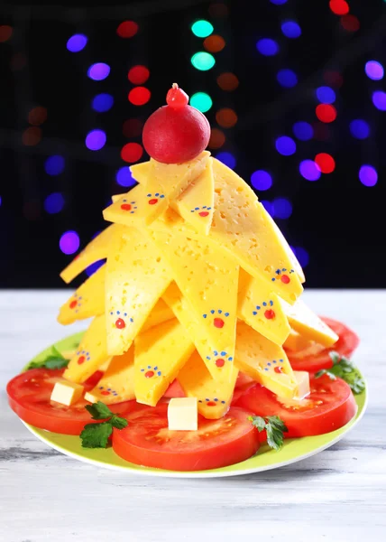 Weihnachtsbaum aus Käse auf Tisch vor dunklem Hintergrund — Stockfoto