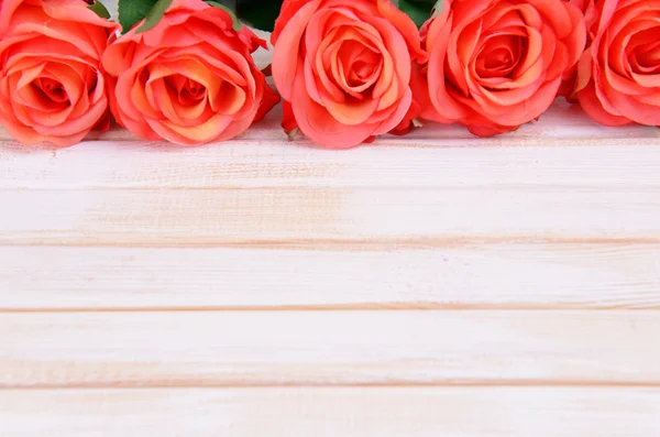 Ramillete de hermosas flores artificiales, sobre fondo de madera —  Fotos de Stock