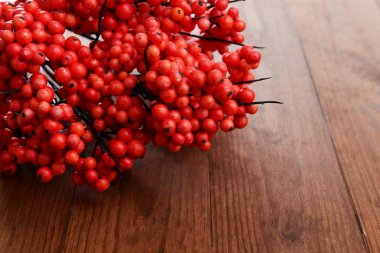 ahşap zemin üzerinde yapay meyveler