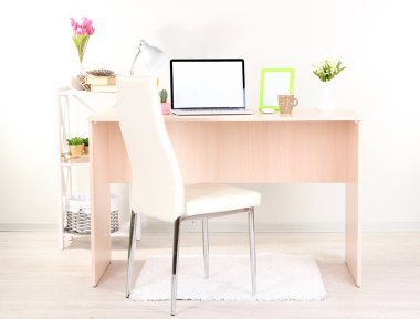 Ev İşyeri dizüstü ile yakın çekim