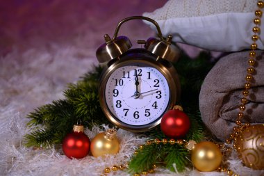 kareli, mumlar ve parlak zemin üzerine beyaz halı üzerinde Noel süslemeleri ile kompozisyon
